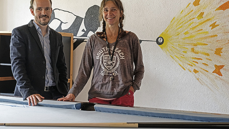 Das Billardzimmer zeigt die Kreativität der Jugendlichen: Andreas Martin und Patricia de Bernardis vom Leitungsteam;