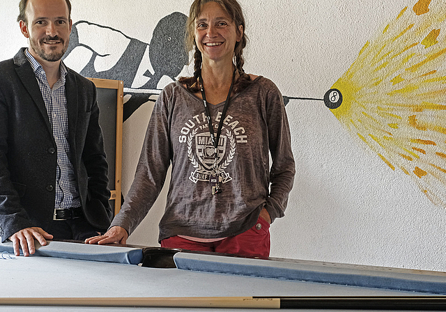 Das Billardzimmer zeigt die Kreativität der Jugendlichen: Andreas Martin und Patricia de Bernardis vom Leitungsteam;
