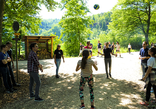 Vergnügliches Ballspiel: Der Banntag lockte auch viele jüngere Teilnehmerinnen und Teilnehmer an.  Foto: Thomas Brunnschweiler