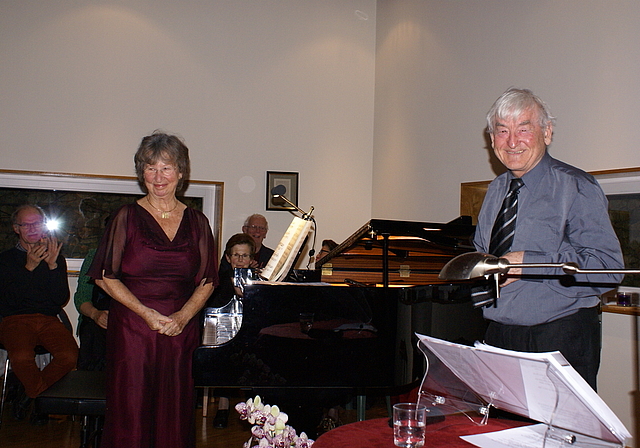 Nehmen Ovationen entgegen: Pianistin Madeleine Perler und Erzähler Werner Schmidlin.