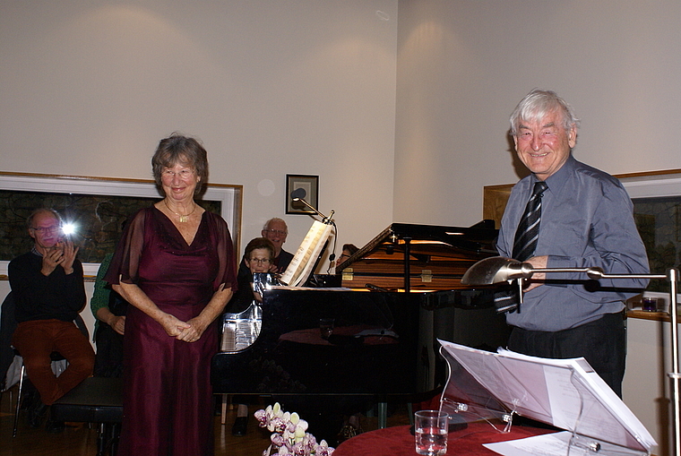 Nehmen Ovationen entgegen: Pianistin Madeleine Perler und Erzähler Werner Schmidlin.