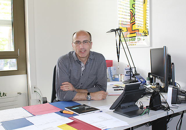 Reduziert sein Arbeitspensum auch für kmu Reinach: Lucas Wyss im Reinacher Büro seiner Firma Sowacom. Foto: A. Mannigel