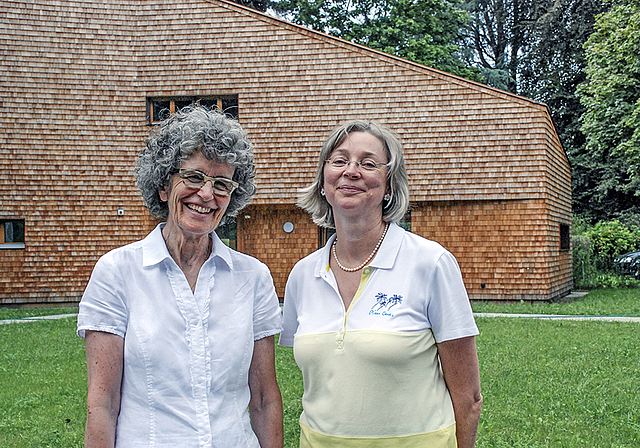 Vor dem neuen Ambulatorium, dem Lärchenhaus: Stiftungsratspräsidentin Vreni Grether und Dr. med. Heike Gudat, ärztliche Leiterin.  Foto: Thomas Brunnschweiler