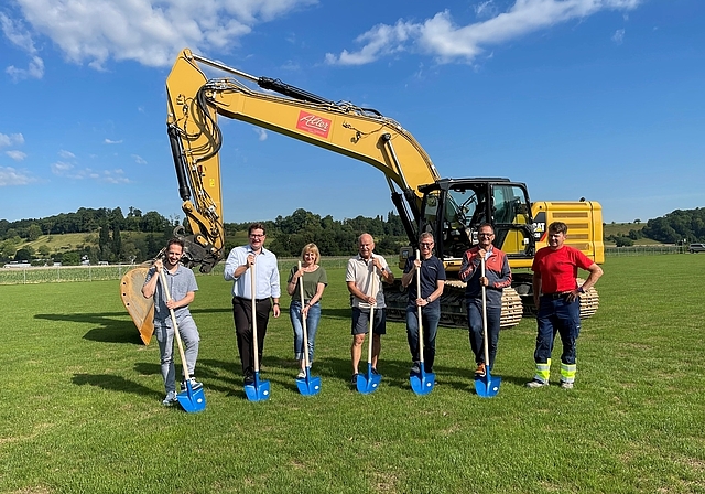Spatenstich für das neue Trailcenter: (v. l.) Michael Kumli, Stephan Hohl, Gaby Wenger-Alter, René Schenker, Thomas Beugger, Roman Cueni und Thomas Alter. Foto: Axel Mannigel