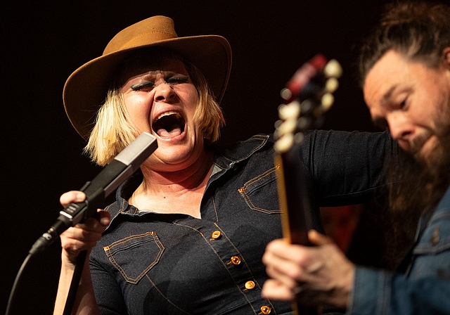 Fully loaded: Nicole Bernegger energiegeladen im Duett mit Gitarrist Stefan Strittmatter. Foto: Katja Schmidlin