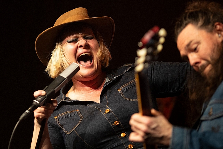 Fully loaded: Nicole Bernegger energiegeladen im Duett mit Gitarrist Stefan Strittmatter. Foto: Katja Schmidlin