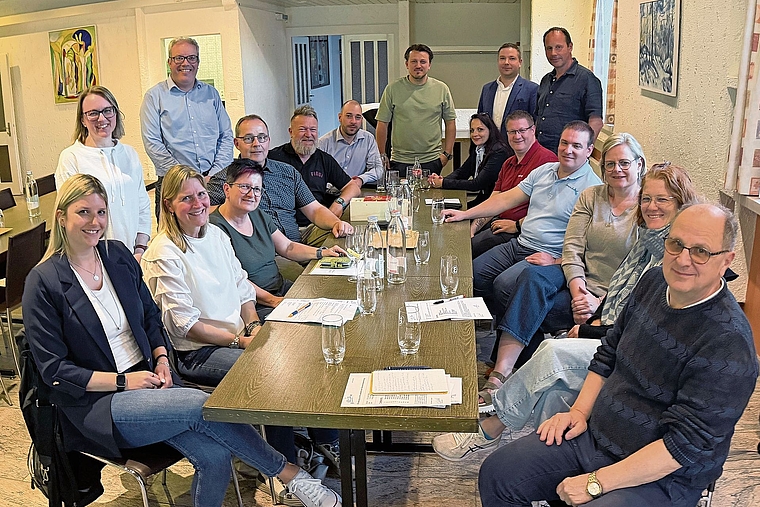 Setzen sich für ein attraktives Stedtli ein: Mitglieder der IG Laufen, stehend der Vorstand, und Gäste im Restaurant Central. Foto: Gaby Walther                     