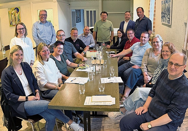 Setzen sich für ein attraktives Stedtli ein: Mitglieder der IG Laufen, stehend der Vorstand, und Gäste im Restaurant Central. Foto: Gaby Walther                     