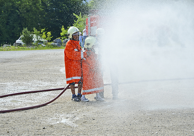 Grosse Brause: Bei einigen Ferienpass-Kindern wurde nicht nur das Feuer nass.  Foto: Jay Altenbach