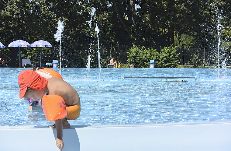 Familienfreundlich und idyllisch: Die Dornacher stehen zu ihrem kleinen Schwimmbad.  Foto: Bea Asper