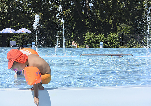 Familienfreundlich und idyllisch: Die Dornacher stehen zu ihrem kleinen Schwimmbad.  Foto: Bea Asper