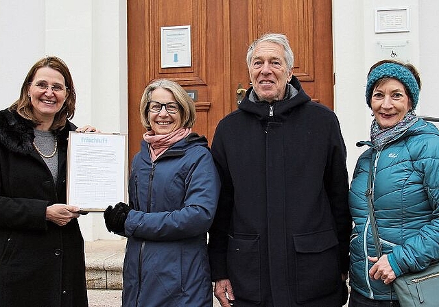 Übergabe der Unterschriften (v.l.): Gemeindeverwalterin Katrin Bartels, Firschluft-Co-Prädisentin Nicole Barthe, Marco Gigli und Sabine Scherrer. Foto: Tobias Gfeller