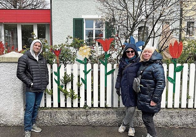 Für mehr Farbe im Quartier (v.l.): Marc Hellmer und Lavinia Besuchet mit Ludmilla aus der Ukraine. Foto: Axel Mannigel