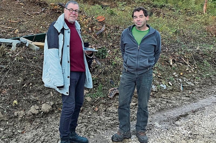 Treffen sich zum Gespräch mit dem Wochenblatt am Ort des Geschehens: Pierre-Henri Cuendet und Revierförster Fredi Hügi. Foto: Bea Asper