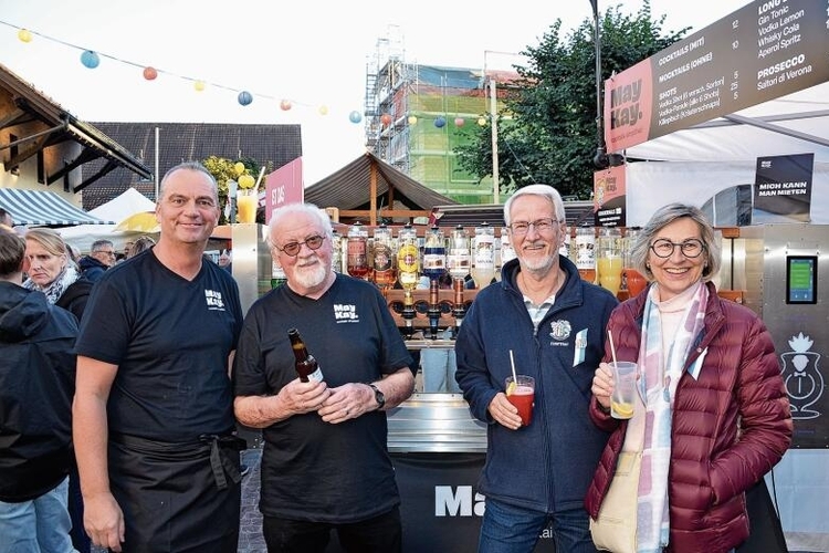 Präsentierten eine Neuheit: (v. l.) Stephan und Beda Flury haben den ersten Cocktailmixroboter der Schweiz nach Reinach gebracht. 
Fredy und Monika Fecker schmeckt’s. Foto: Fabia Maieroni