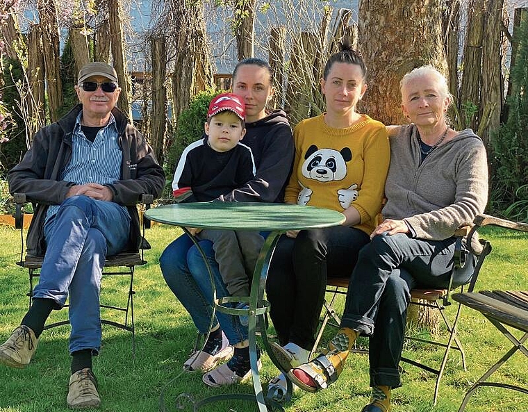 Bieten eine Unterkunft an: Erich und Monika Rubitschung haben Kateryna mit ihrem vierjährigen Sohn und Nadiia bei sich in Laufen aufgenommen. Foto: bea Asper