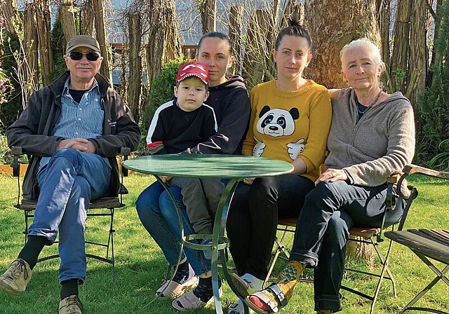 Bieten eine Unterkunft an: Erich und Monika Rubitschung haben Kateryna mit ihrem vierjährigen Sohn und Nadiia bei sich in Laufen aufgenommen. Foto: bea Asper