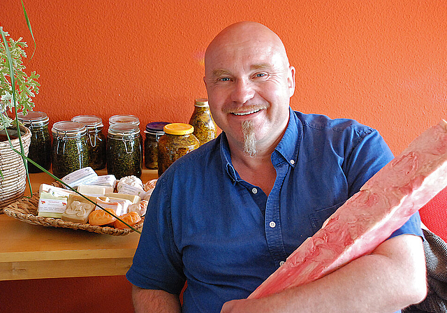 Reinigung und Hautpflege: Seifensieder Robert Trummer mit einer Seifenstange.  Foto: Thomas Brunnschweiler