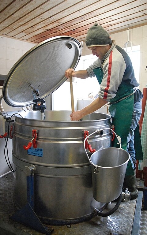  Hoch konzentriert: Hier entsteht durch die erfahrene Hand von Florian Buchwalder ein Raclette-Käse. Foto: Melanie Brêchet