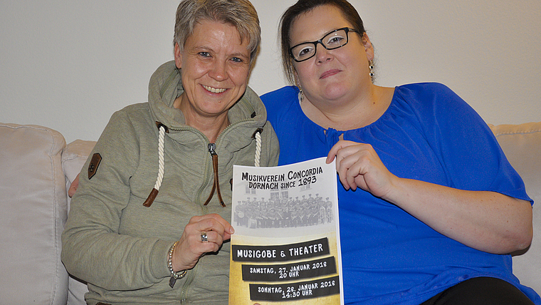 Anerkennungspreis macht stolz und motiviert: Salomé Derrer, Präsidentin des Musikvereins Concordia (l.), und Carmen Hurni, Regisseurin des neusten Stücks, freuen sich auf den Unterhaltungsabend Ende dieses Monats umso mehr. Foto: Isabelle Hitz