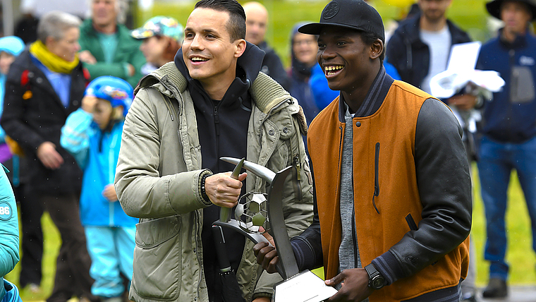 Der Patron und der Wanderpokal: Breel Embolo (r.) zeichnet am 1. Mai wieder die besten Kicker aus, so wie hier am Integrationsturnier 2017 mit Philippe Degen. Foto: ZVG/Uwe Zinke