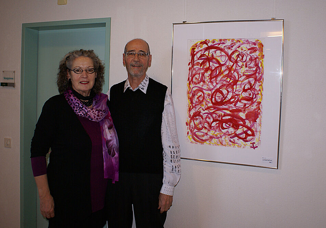 Mit Liebe und Gefühl gemalt: Helena und René Füglistaler neben dem Bild «Lebendig».   Foto: Jürg Jeanloz