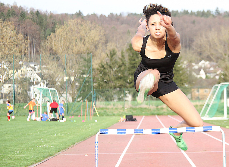 Polysportiv: Michelle Marti beim Hürdentraining – im Hintergrund trainieren die Fussball- Junioren.  Foto: eh-press