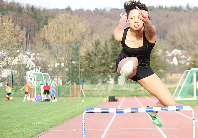 Polysportiv: Michelle Marti beim Hürdentraining – im Hintergrund trainieren die Fussball- Junioren.  Foto: eh-press