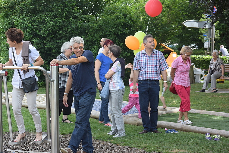 Ran an die Geräte: Der grosszügig angelegte Spielpark lädt auch die Erwachsenen ein zum lockeren Training der Muskeln. Foto: Bea Asper