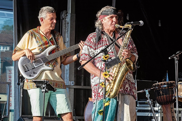In luftigen, farbigen Gewändern: der Gitarrist und der Saxofonist von ... Fotos: Seraina Oppliger
