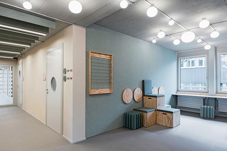 Modular: ein moderner Wartebereich – jedes Stockwerk hat ein Farbkonzept. 