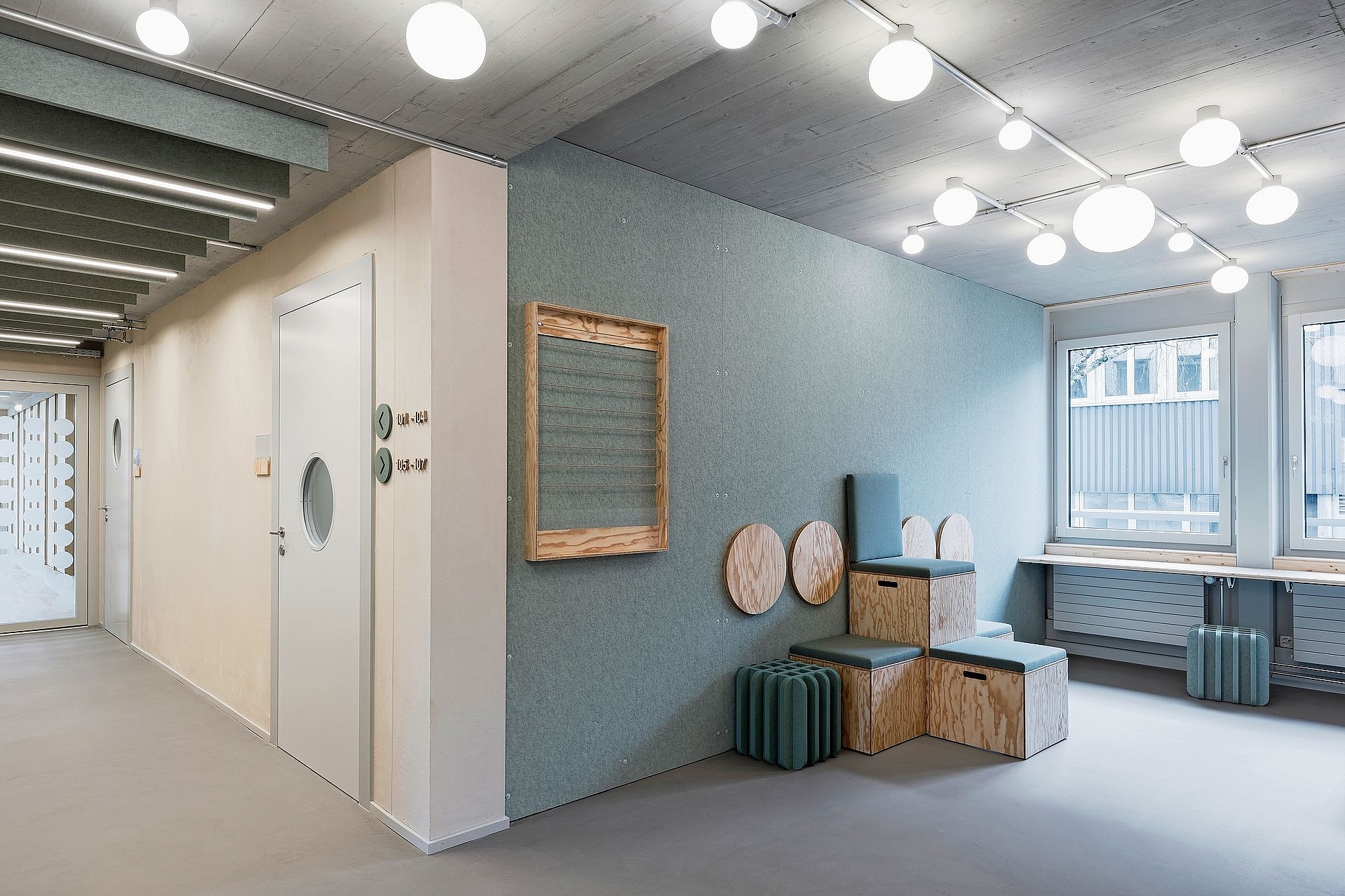 Modular: ein moderner Wartebereich – jedes Stockwerk hat ein Farbkonzept. 