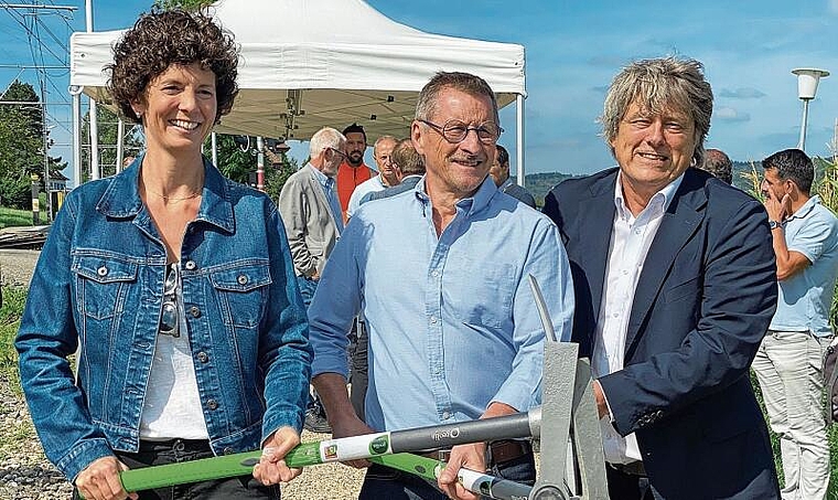 Packten alle mit an: (v.l.) Claudia Carruzzo, Präsidentin Gemeinde Bättwil, Rémy Otmane, le maire de Leymen, und Thomas Bürgi, Präsident Gemeinde Rodersdorf, beim Spatenstich (coup de pioche) des grenzüberschreitenden Veloweges im französische