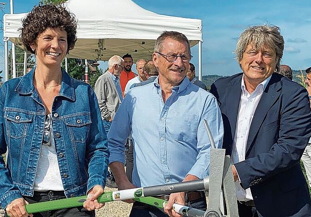 Packten alle mit an: (v.l.) Claudia Carruzzo, Präsidentin Gemeinde Bättwil, Rémy Otmane, le maire de Leymen, und Thomas Bürgi, Präsident Gemeinde Rodersdorf, beim Spatenstich (coup de pioche) des grenzüberschreitenden Veloweges im französische