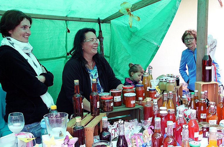 Mehrwert: Michèle Hänggi (l.) und Susanne Imark boten nicht nur Deko und Süssigkeiten an, sondern auch einmalige Unterhaltung. Fotos: Gini Minonzio
