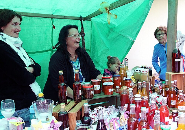 Mehrwert: Michèle Hänggi (l.) und Susanne Imark boten nicht nur Deko und Süssigkeiten an, sondern auch einmalige Unterhaltung. Fotos: Gini Minonzio
