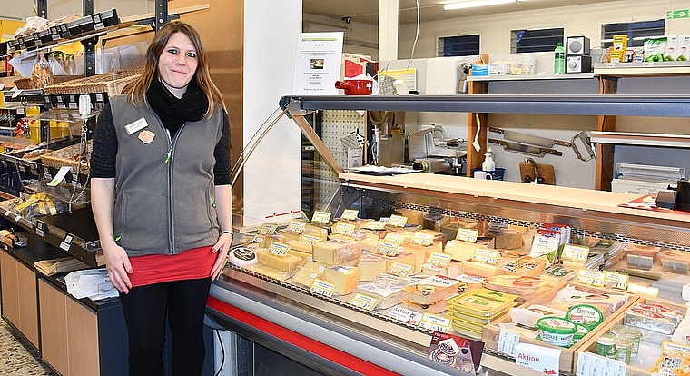 <em>Im Dorfladen Witterswil: </em>Die Mitarbeiterin Jane Baumann.Foto: Bea Asper