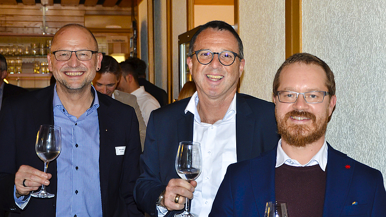 Blicken motiviert in die Zukunft: Leiter Verkauf Markus Würsch, Leiter Wochenzeitungen CH Media Stefan Biedermann und der neue Redaktionsleiter Peter Walthard (v. l.). Foto: Caspar Reimer
