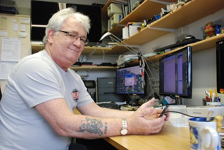Nur die Tattoos erinnern noch an die Zeit als Rheinschiffer: Daniel Schär, erfolgreicher Kleinunternehmer. Foto: Thomas Brunnschweiler