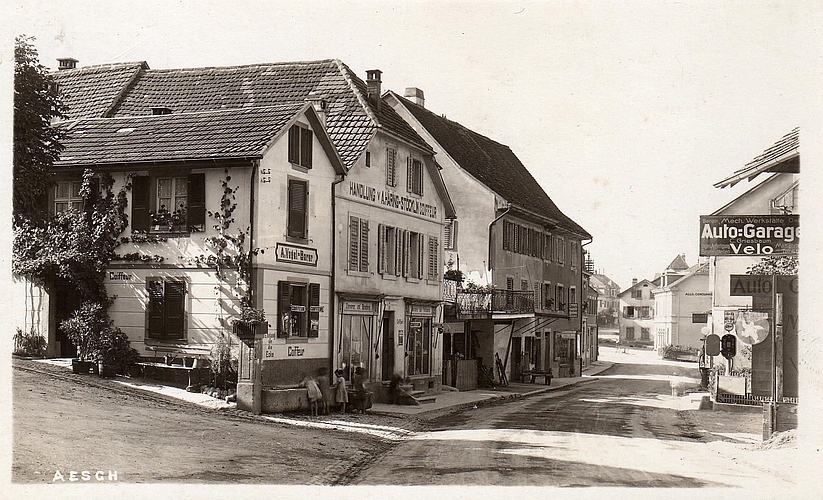 Geschäfte im Dorfkern: Diese historische Aufnahme zeigt sowohl einen Coiffeursalon als auch eine Autogarage.
