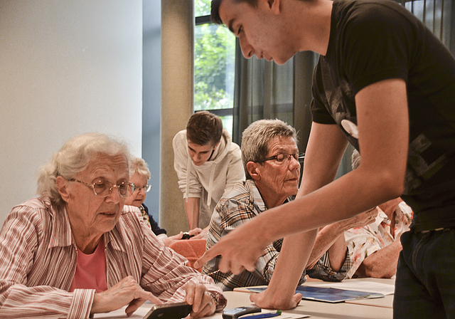 Faszination: Interessiert lässt sich die Seniorin durch den jungen Mann in eine neue Welt ein- bzw. entführen.  Foto: Jay Altenbach