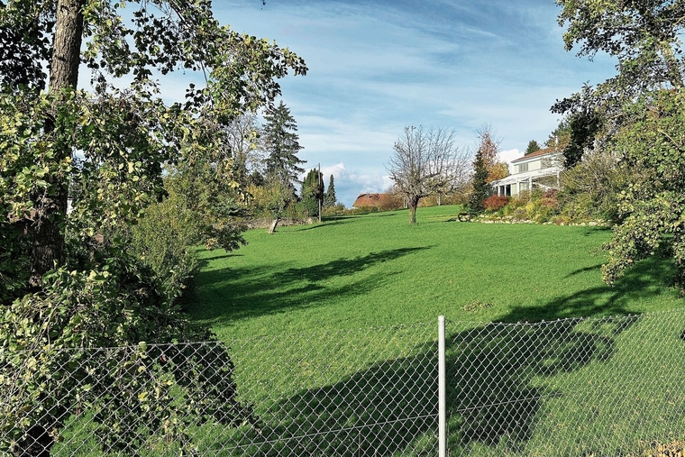Soll verkauft werden: Die Parzelle hinter dem Wasserreservoir und dem Spielplatz im Gebiet Unter-Erli. Foto: Nicolas Blust