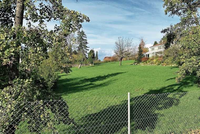 Soll verkauft werden: Die Parzelle hinter dem Wasserreservoir und dem Spielplatz im Gebiet Unter-Erli. Foto: Nicolas Blust