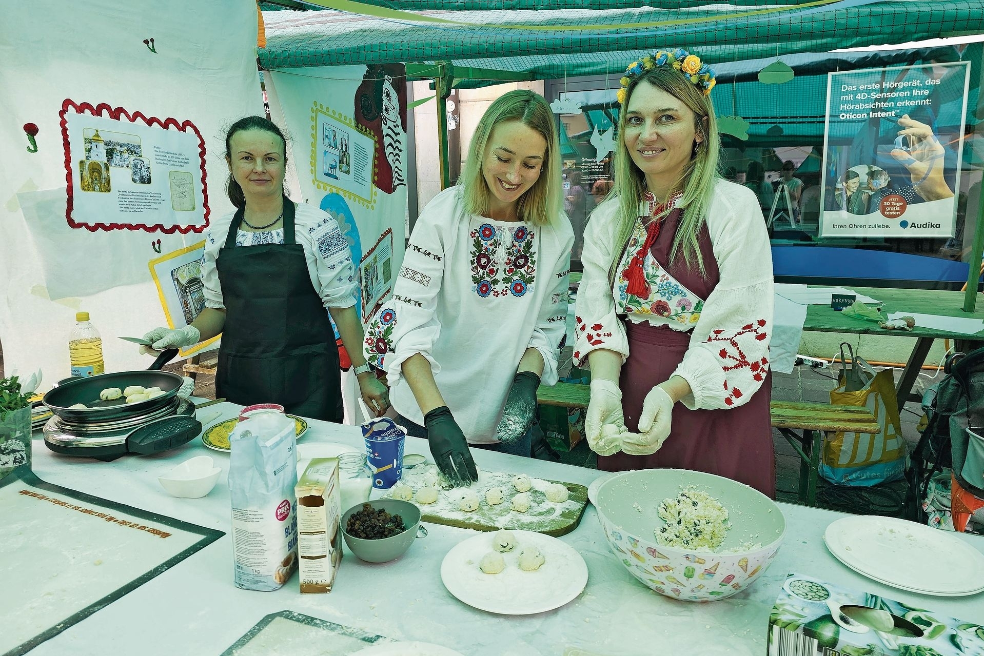Etwas für Schleckmäuler: Die ukrainische Spezialität Syrnyky, süsse, gebratene Klösse aus Frischkäse- bzw. Quarkteig, erfreute sich grosser Beliebtheit. Fotos: Mela nie Brêchet