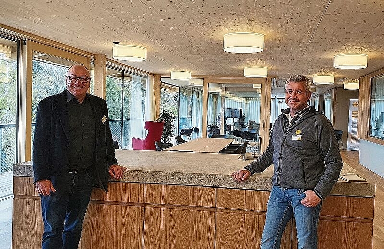 Bereit für die ersten Bewohner: Geschäftsführer Reto Wolf (l.) und Peter Stutz, Leiter Pflege und Betreuung, im Gemeinschaftsraum des neuen Traktes. Foto: Fabia Maieroni