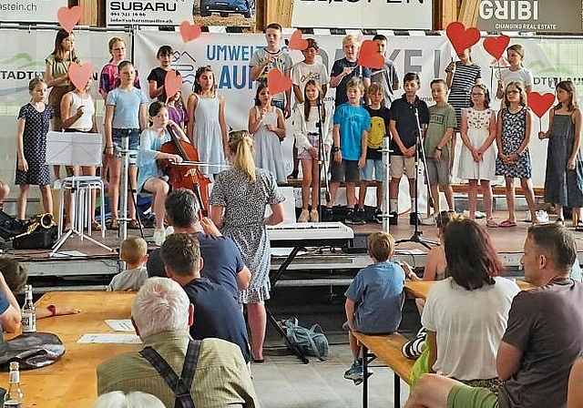 Musikalische Unterhaltung: Der Chor der Kreisschule Röschenz sang Lieder mit wichtigen Botschaften. Foto: Melanie Brêchet