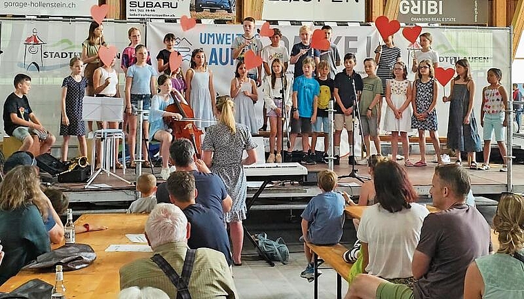 Musikalische Unterhaltung: Der Chor der Kreisschule Röschenz sang Lieder mit wichtigen Botschaften. Foto: Melanie Brêchet