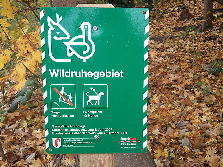 Neue Informationstafeln: Hier gilt es, die Wege nicht zu verlassen und die Hunde