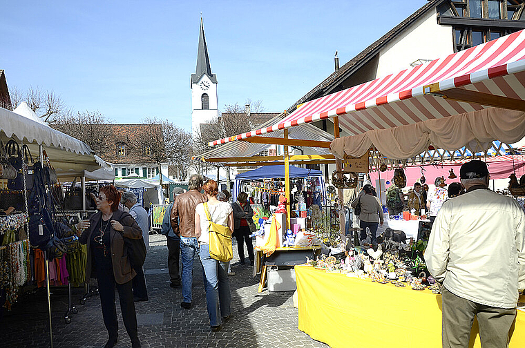 Marktsaison eröffnet: Lebendiges Treiben auf dem Ernst Feigenwinter-Platz. Foto: Heiner Leuthardt
