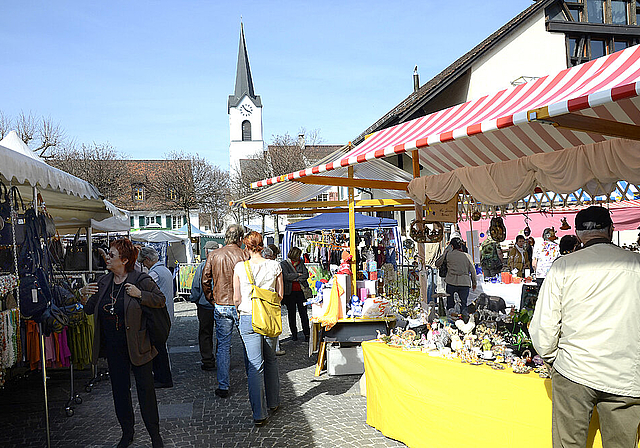 Marktsaison eröffnet: Lebendiges Treiben auf dem Ernst Feigenwinter-Platz.  Foto: Heiner Leuthardt